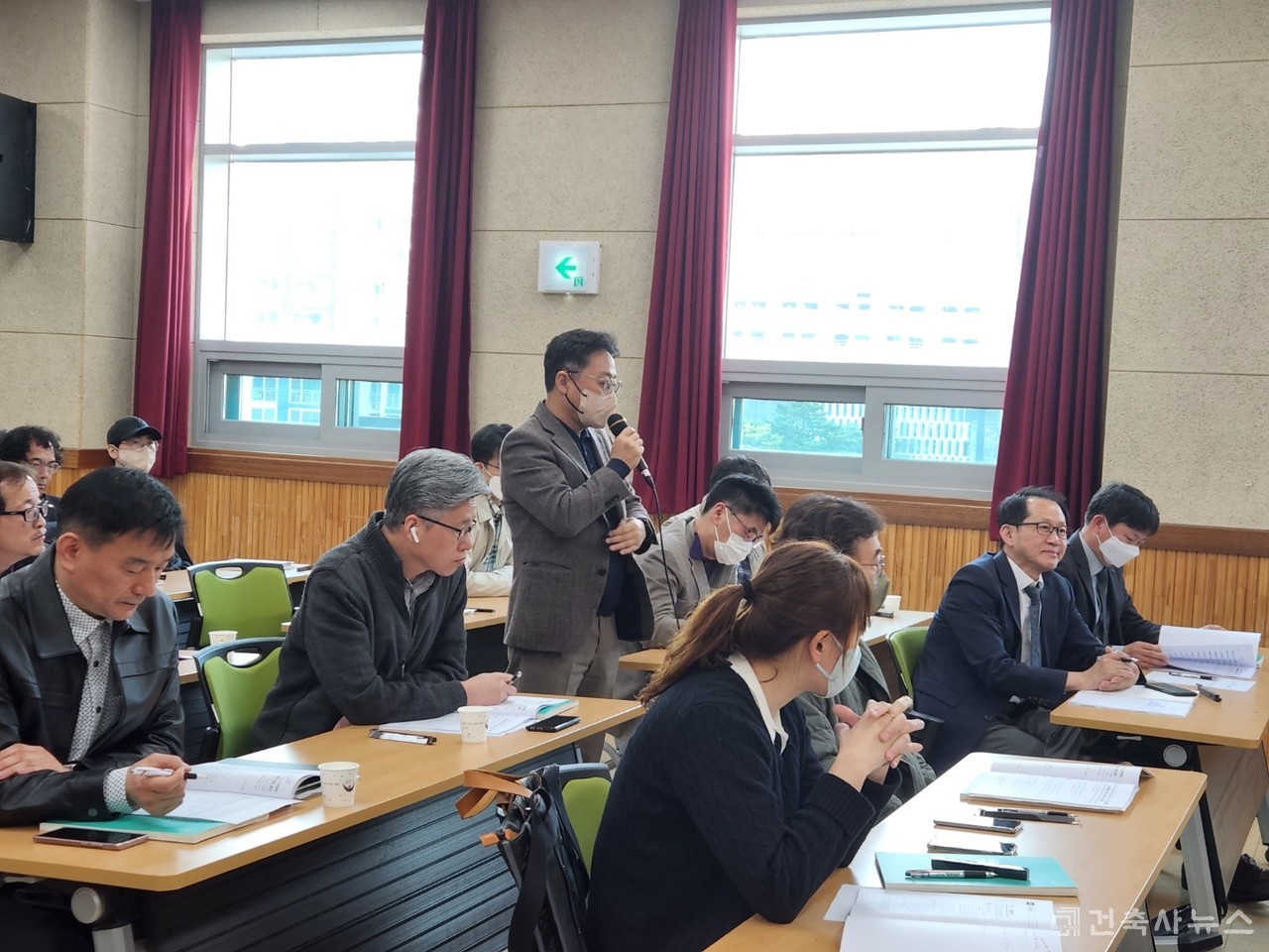 발언 중인 구리남양주지역건축사 회원들