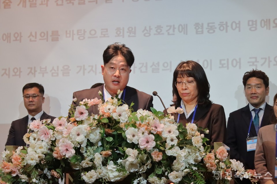 건축사 헌장 낭독, 최기준 부화장과 김은화 건축사