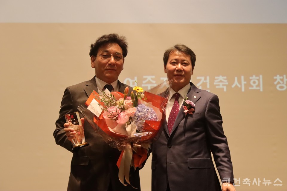 정만영 건축사 공로패 대리 수상,  주식회사 성림건축사 사무소 김창수 이사와 최윤기 회장