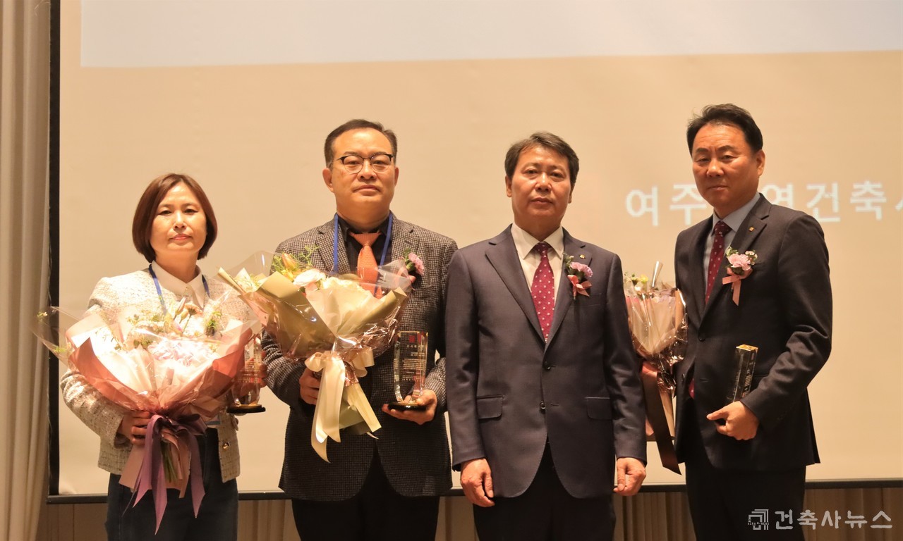 감사패 전달, (좌측부터) 이천지역건축사회 윤정희 부장, 최덕수 회장, 여주지역건축사회 최윤기 회장, 경기도건축사회 정내수 회장