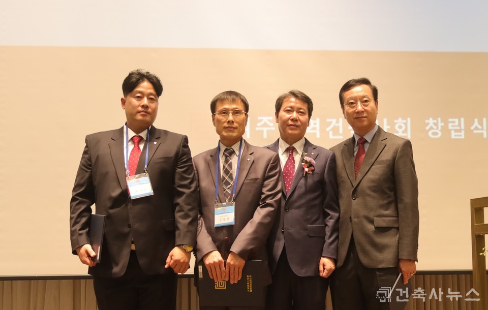 임명장 전달, (좌측부터) 여주지역건축사회 최기준 부회장, 우행복 윤리위원장, 최윤기 회장, 신경철 감사