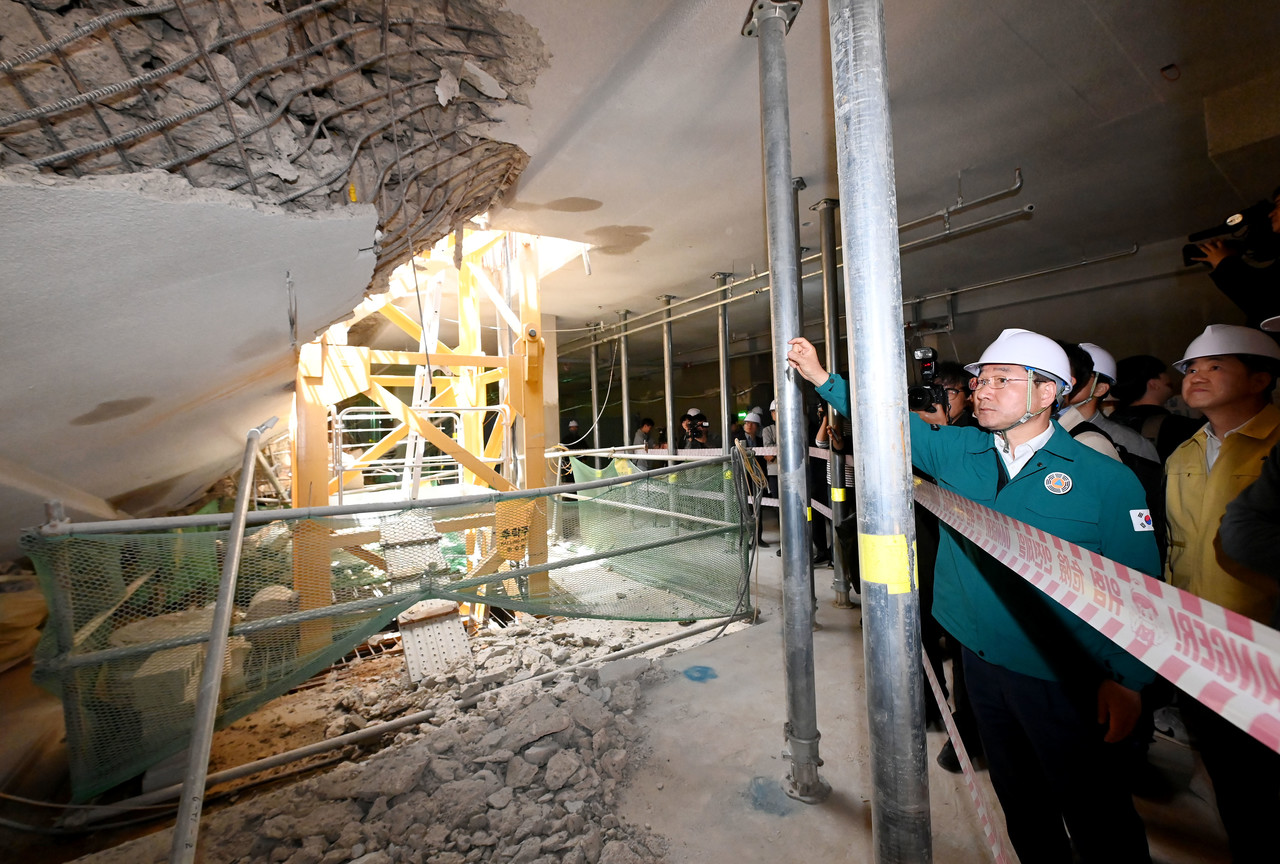 유정복 인천광역시장이 2일 검단신도시 아파트 신축공사 지하주차장 붕괴사고 현장을 찾아 사고수습 상황을 점검하고 있다.(자료제공=인천광역시)
