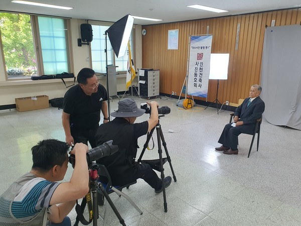 사진 촬영 중인 사진동회회 회원들(자료제공=인천광역시건축사회)