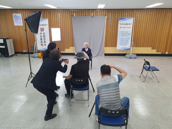 사진 촬영 중인 사진동호회 회원들(자료제공=인천광역시건축사회)