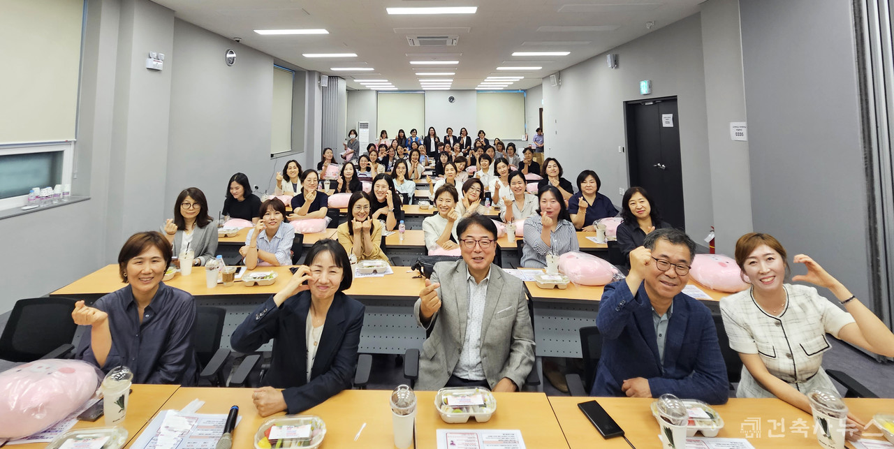 여성위원회는 15일 ㈜지랩건축사사무소 강해천 건축사를 초빙해 스테이 공간을 주제로 건축세미나를 개최, 70여 명의 건축사들의 뜨거운 호응을 얻었다. 