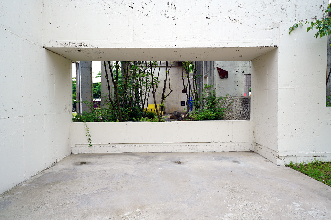 출입구에서 바라본 야외 미술 작품 전시 공간(사진=김혜성)