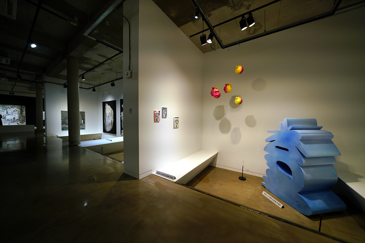 목욕탕 구조를 그대로 살린 전시공간(사진=김혜성)