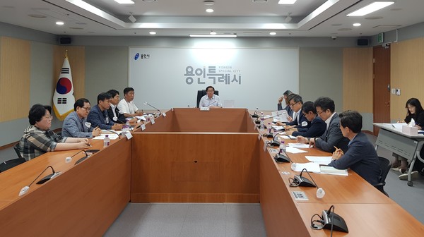 지난 6월 23일 용인특례시 건축 인허가 개선 추진단이 회의를 열고 처리 현황을 파악하고 있다.(자료제공=용인시)