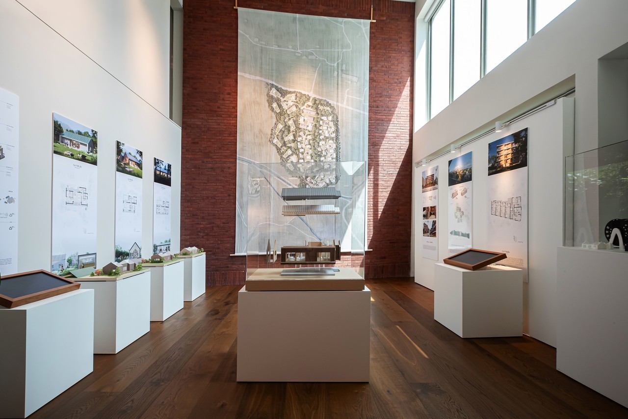 간삼건축 사옥 로비에서 진행된 코빌리지 전시 전경(자료제공=(주)간삼종합건축사사무소)