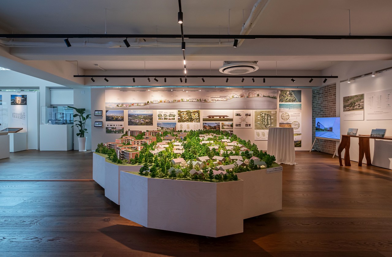 간삼건축 사옥 로비에서 진행된 코빌리지 전시 전경(자료제공=(주)간삼종합건축사사무소)