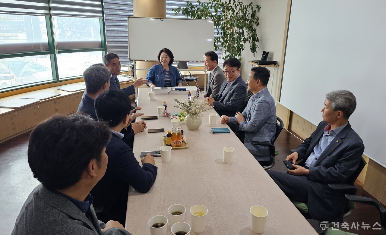 경기도건축사회는 정의당 심상정 국회의원 만나 건축사 업무 현안을 건의했다. 