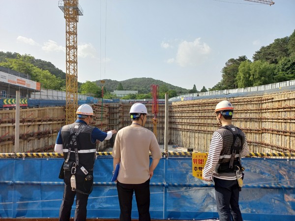 용인시 관계자가 지난 5월 집중호우에 앞서 대형 건설공사 현장 안전점검을 하고 있다.(자료제공=용인시)