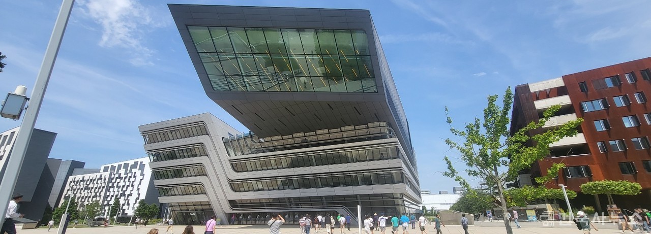 Zaha  Hadid Architect’s의 비엔나 경영대학 도서관 & 학습센터 외부전경(사진=양덕수)