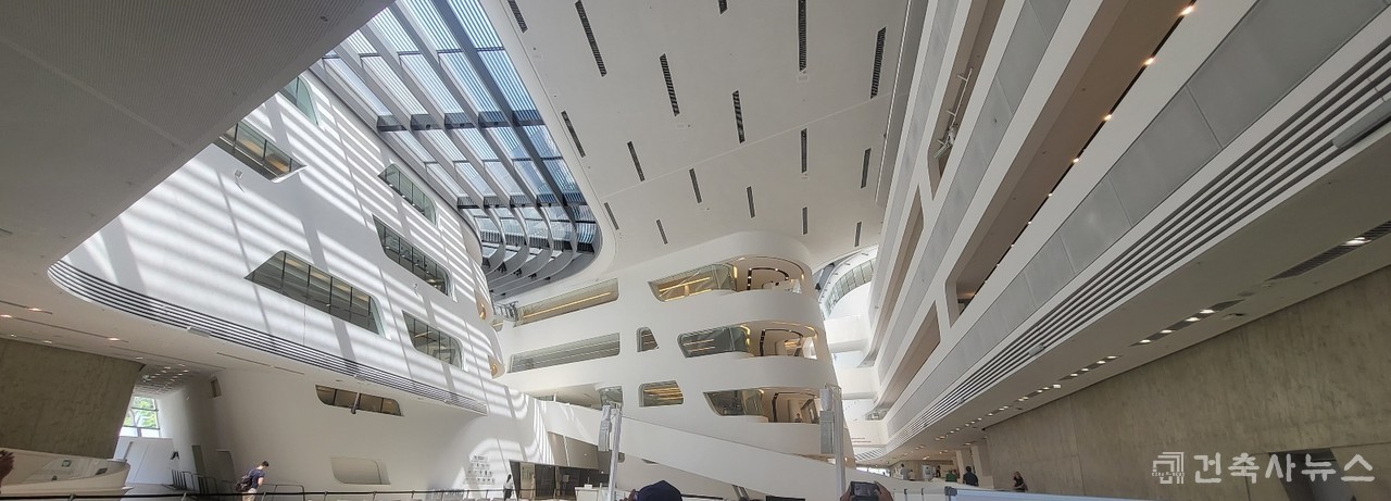 Zaha  Hadid Architect’s의 비엔나 경영대학 도서관 & 학습센터 내부(사진=양덕수)