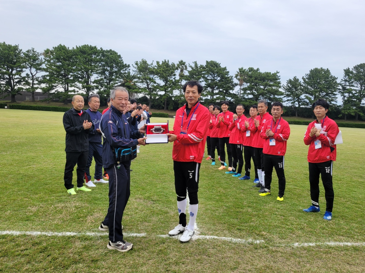 시다건축사회 나카무라 히로아키 회장에게 기념패를 전달하는 수원지역건축사회 축구동우회 임권빈 회장(자료제공=수원지역건축사회)