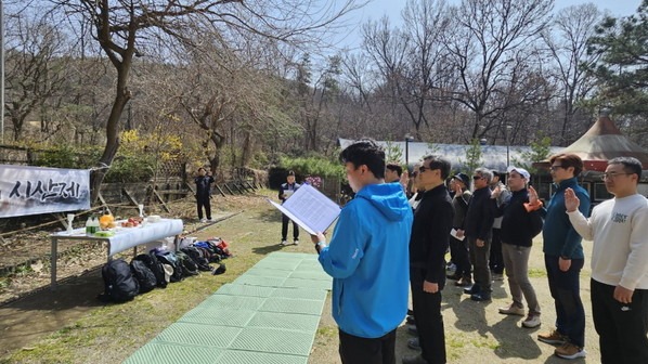부천지역건축사회의 등산동호회와 소통회는 연합행사로  산행을 마친 후, 시산제를 가졌다. (사진=부천지역건축사회)