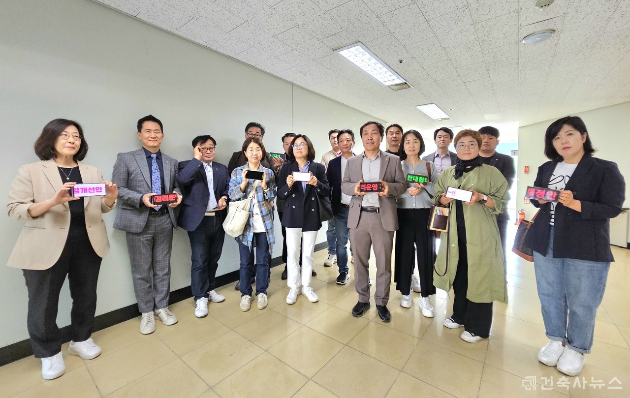 경기도건축사회 집행부를 비롯, 24개 지역건축사회 회장단 및 회원 50여 명이 참석, 이번 개선안 반대 의사를 피력했다.