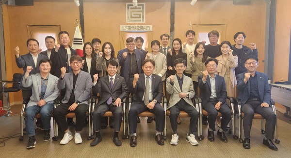 앞줄 좌측 두번째 정경택 조직위원장,  김영철 인천건축사회장, 박형수 인천광역시 건축과장(자료제공=인천광역시건축사회)