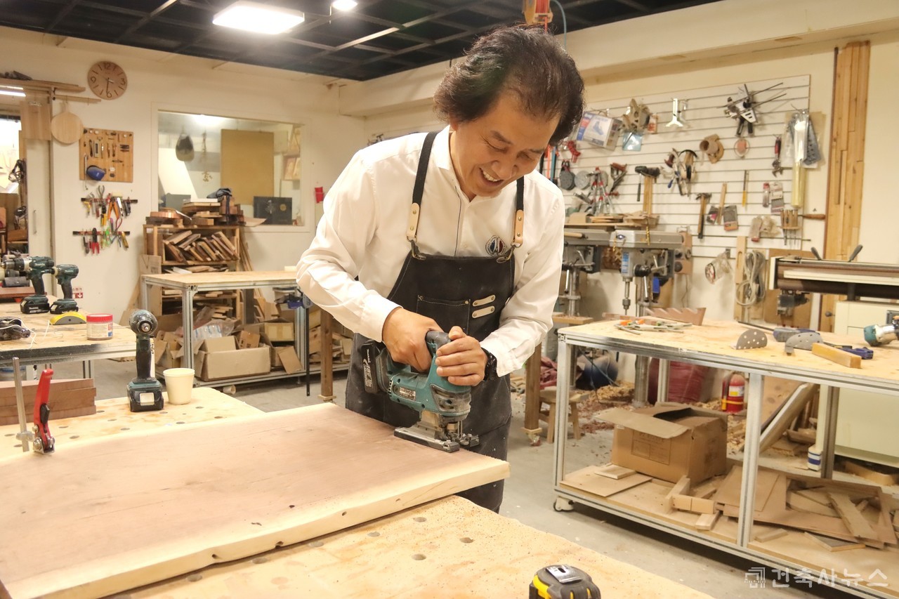 작업 중인 김길용 건축사