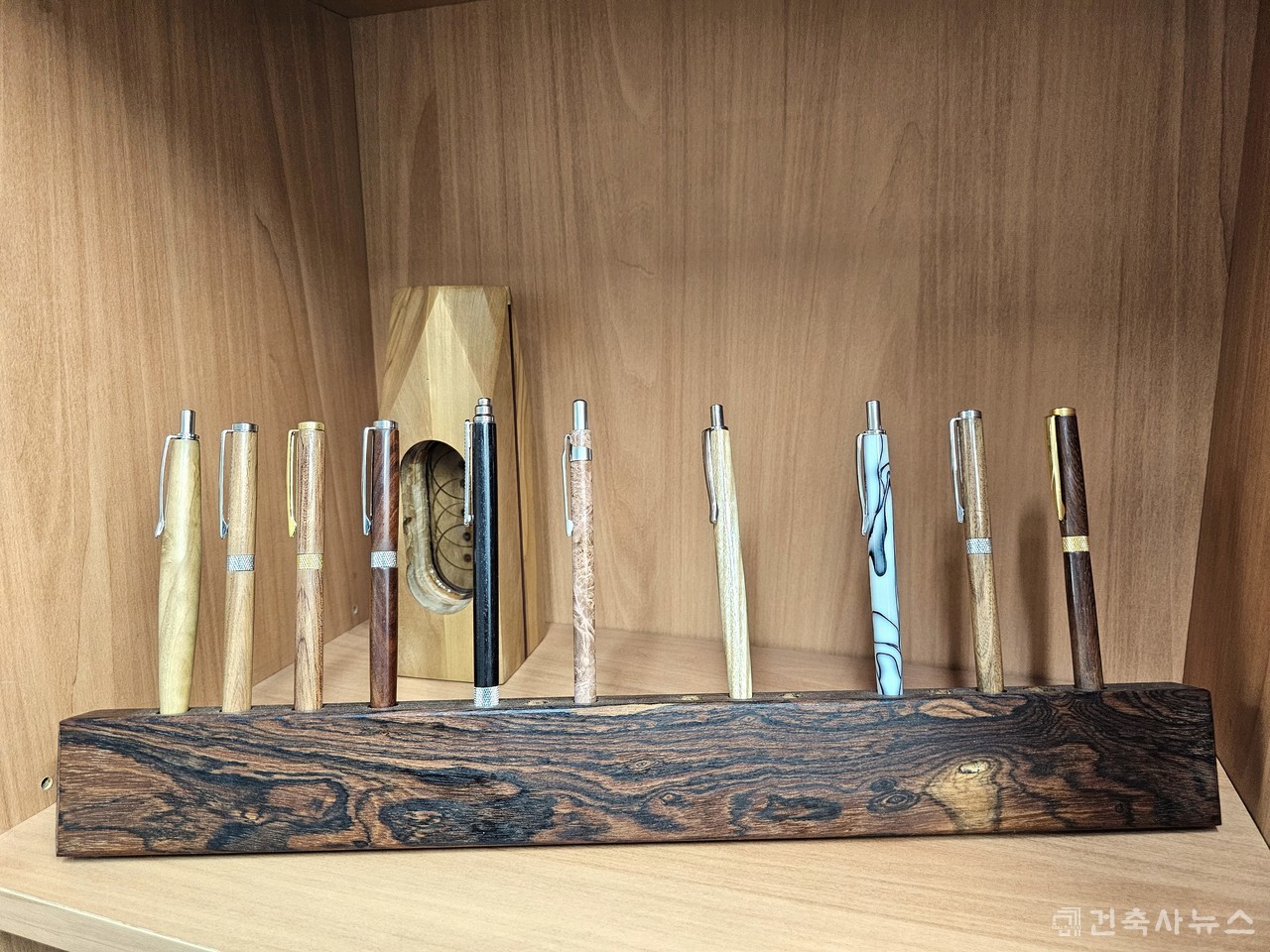 다양한 재질과 디자인의 펜, 홀더, 샤프펜슬 등을 만들고 있다.