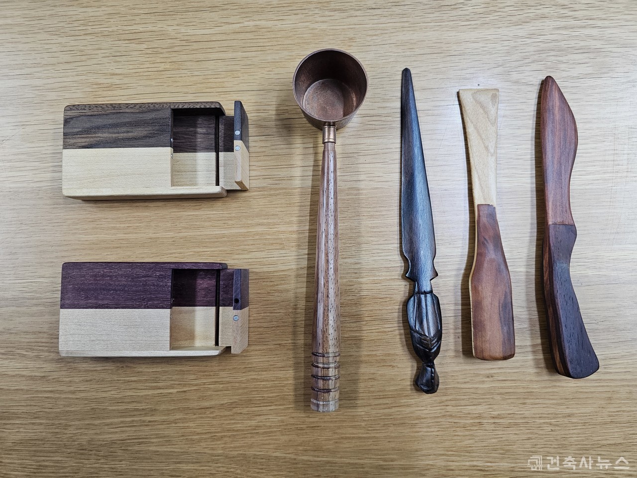 (좌측부터)명함 케이스, 커피 포타필터, 레터오프너, 버터나이프(김길용 건축사 作) 