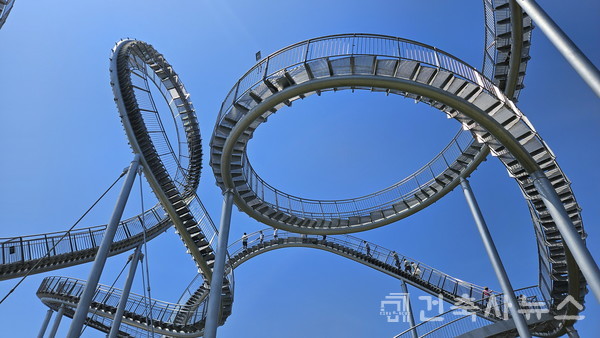 예술과 관람객이 하나되는 조형물, Space Walk (사진 = 장명주)