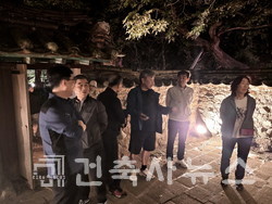 천년고도 신라 건축에 대해 설명하는 지균만 회원 (사진 = 장명주)