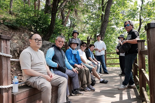 산행중 시원한 그늘에서 꿀같은 휴식.