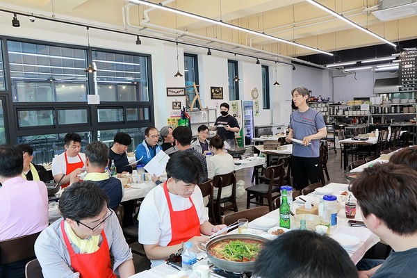 무사히 산행을 마치고 월례회의 겸 뒷풀이 식사시간.