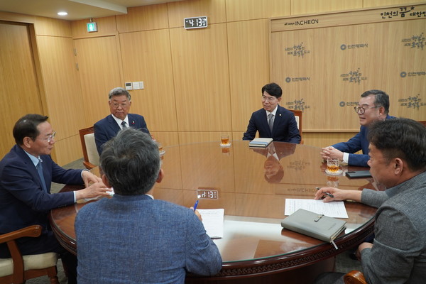 왼쪽부터 유정복 인천광역시장, 김재록 대한건축사협회장, 김영철 인천건축사회장, 윤희경 대한건축사협회 부회장(자료제공=인천광역시건축사회)