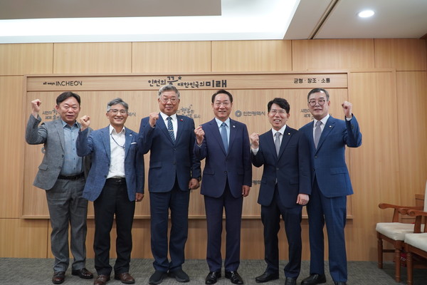 가운데 김재록 대한건축사협회장, 유정복 인천광역시장(자료제공=인천광역시건축사회)