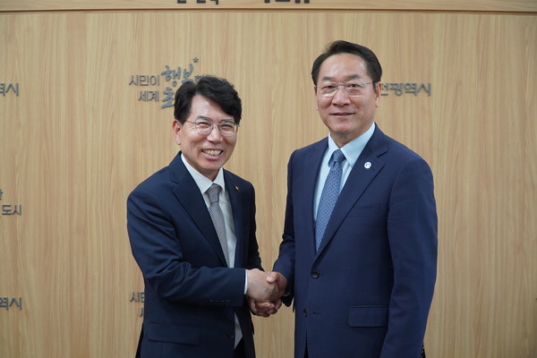 김영철 인천건축사회장, 유정복 인천광역시장(자료제공=인천광역시건축사회)