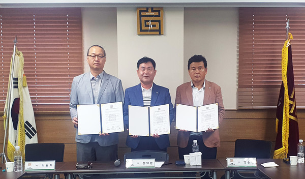 왼쪽부터 가평지역건축사회 최원희 회장, 구리남양주지역건축사회 김대환 회장, 양평지역건축사회 양승창 회장