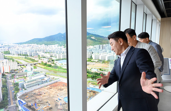 김동근 시장이 의정부역세권 개발을 위해 7월 10일 서울 창동 도시개발사업 대상지를 둘러보고 있다.(자료제공=의정부시)