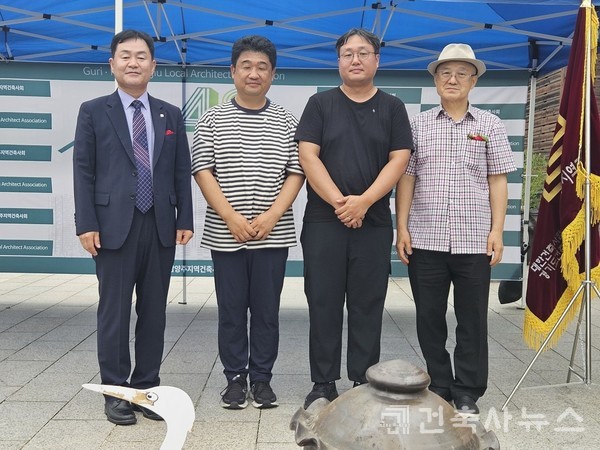 특별주문 은뱃지를 단 신입회원(가운데) (사진=구리남양주지역건축사회)