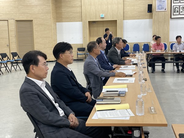 왼쪽 첫번째 부터 김영철 인천건축사회 장, 신동준 부회장(자료제공=인천광역시건축사회)