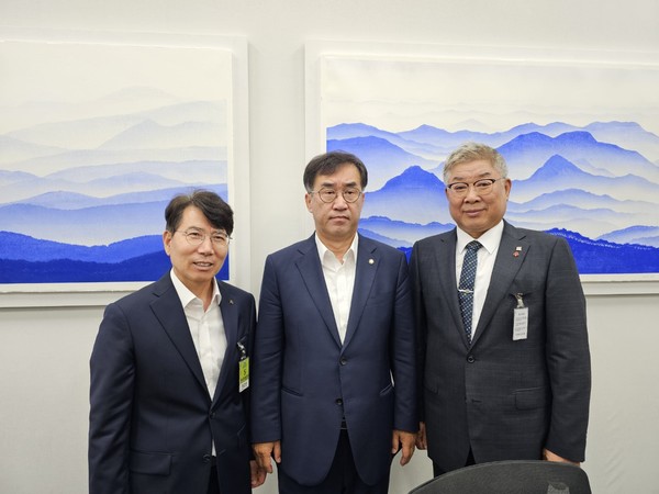 좌측부터, 김영철 인천건축사회장, 맹성규 국회 국토교통위원장, 김재록 대한건축사협회장(자료제공=인천광역시건축사회)