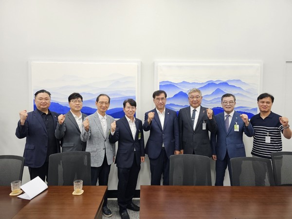 촤측부터  최복규 인천건축사회 부회장,  신동준 부회장, 최대식 대외협력단장, 김영철 회장,  맹성규 국토교통위원장, 김재록 대한건축사협회장, 윤희경 부회장, 신명현 인천건축사회 이사(자료제공=인천광역시건축사회)