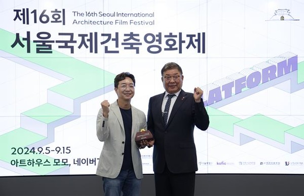 홍보대사 위촉(좌 유현준 홍보대사, 우 김재록 회장)(자료제공=대한건축사협회)