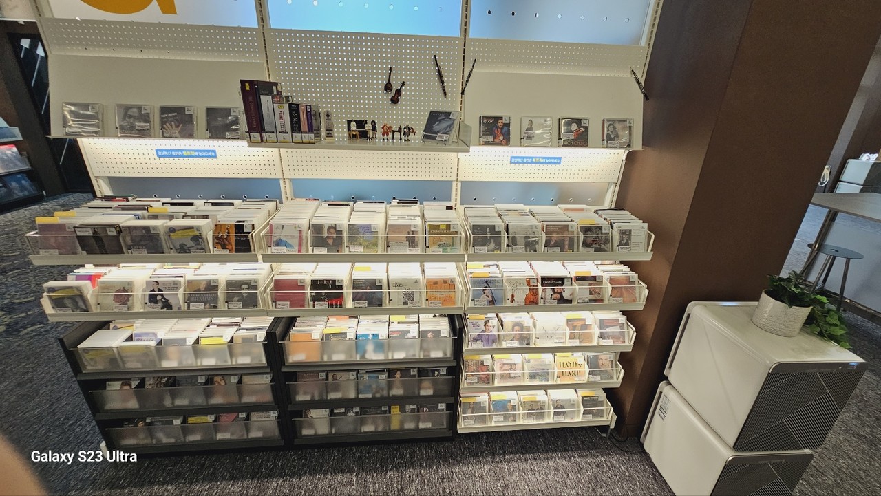 다양한 매체로 음악을 감상할 수 있도록 구비되어 있다.(사진=권승기)