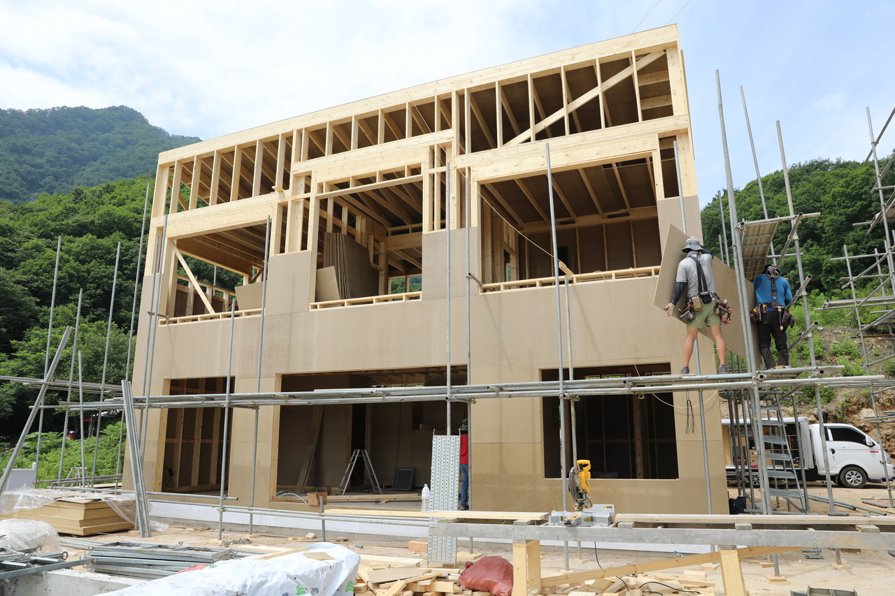 국산 구조용 파티클보드 이용 목조주택 건축현장(자료제공=산림청)