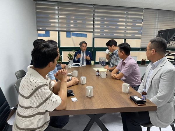 부천지역건축사회 임원진은 국토교통위원회 김기표 국회위원(경기 부천 을)을 방문하여 부천시의 건축 현안에 대한 간담회를 가졌다(사진=부천지역건축사회).