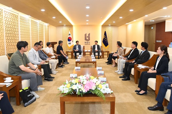 부천시는 지난 21일 시청 만남실에서 부천지역건축사회와 건축행정간담회를 가졌다.(사진=부천시)