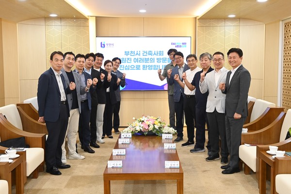 건축행정간담회 회의 종료 후 조용익 부천시장과 부천지역건축사회 임원들과의 단체 사진.(사진=부천시)