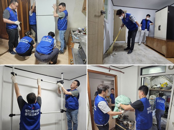 주택 내부 환경개선 작업 후, 가구 등 집기류를 정리하고 있다(사진=장명주)