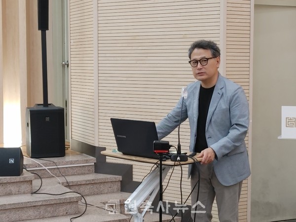 생성형 AI를 활용한 설계협업체계 강연중인 박영호 교수(자료제공=안양지역건축사회)