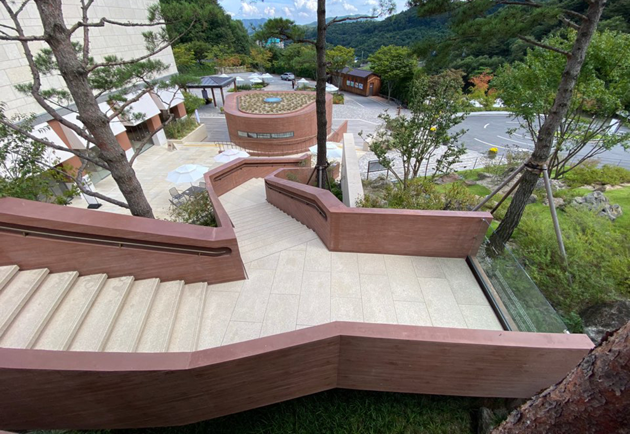 위에서 본 매표소와 오브제 계단(사진=고성철)