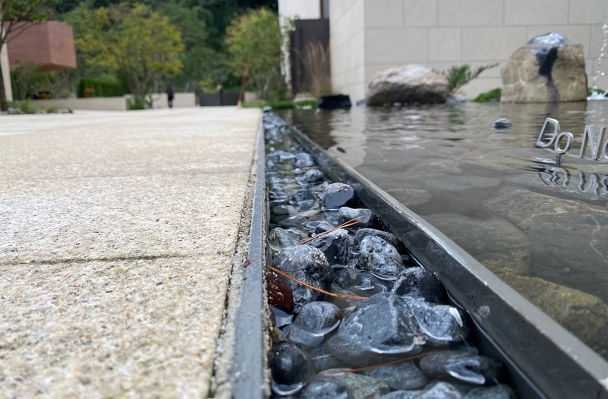 수면과 바닥 마감이 같은 높이로 만나는 디테일(사진=고성철)