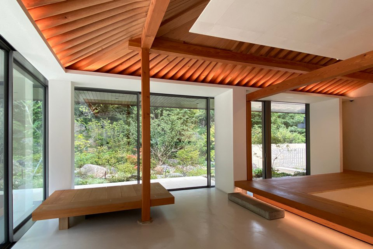 본채의 사랑, 황새의 날개를 형상화한 서까래와 대청마루(사진=고성철)