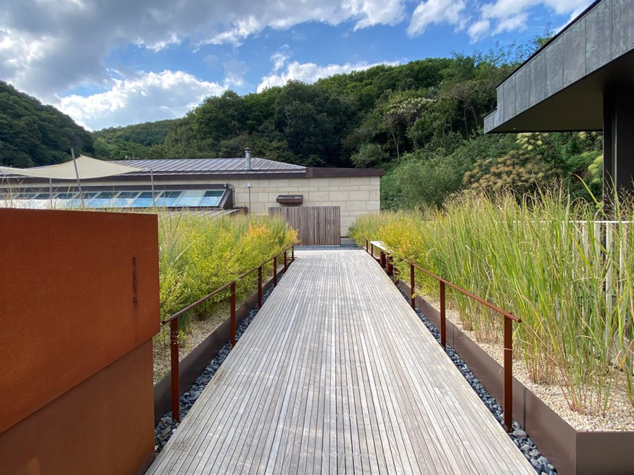 〈INFINITY PUUL〉 옥상정원(사진=고성철)